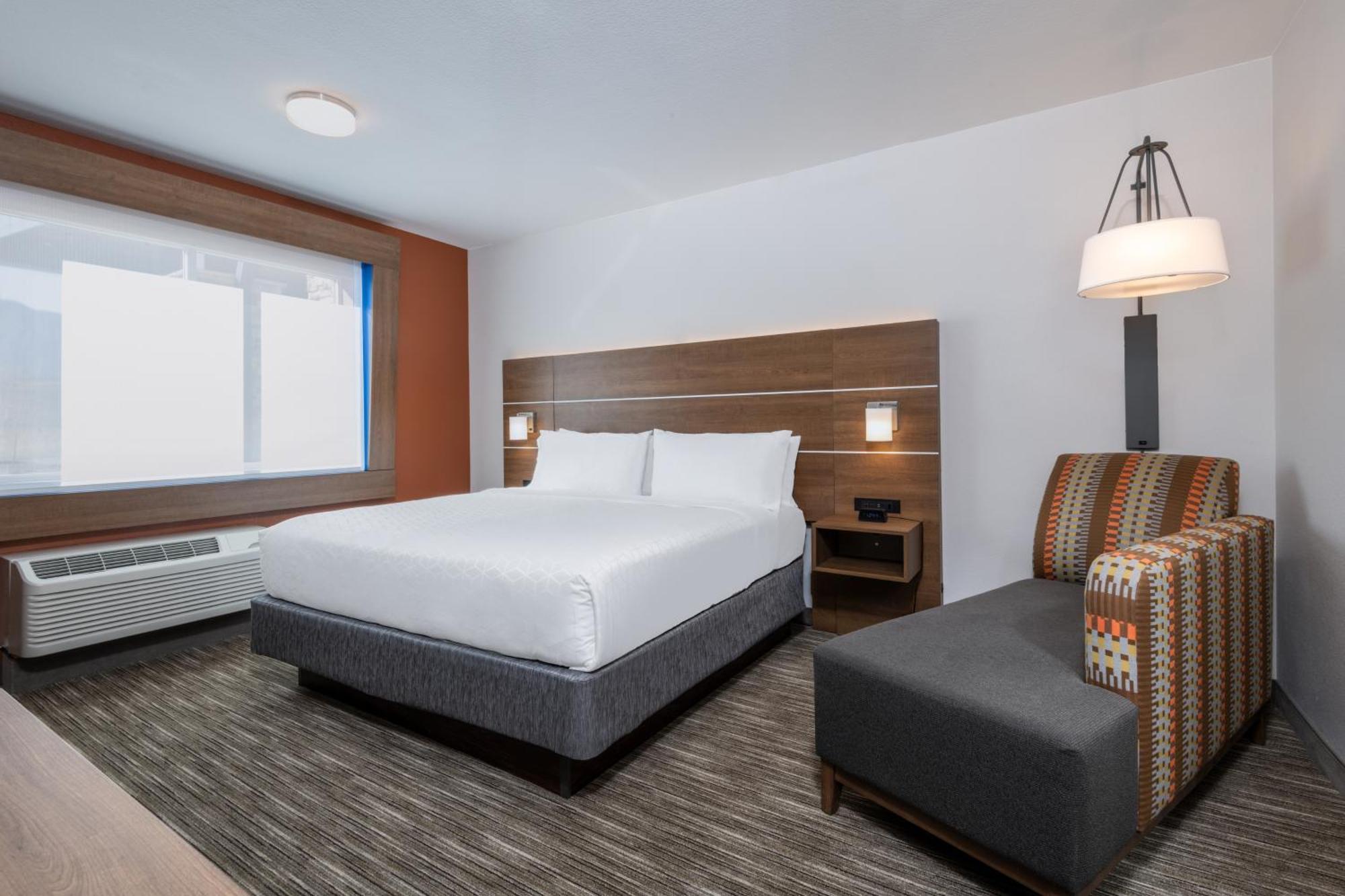 Holiday Inn Express & Suites - Colorado Springs South I-25 By Ihg Exterior photo